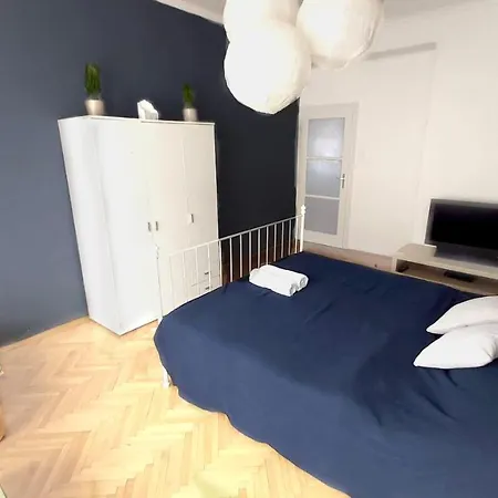Eozin Apartment *