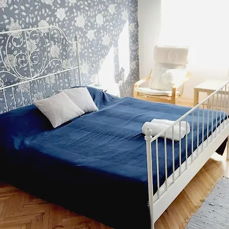 Eozin Apartment *